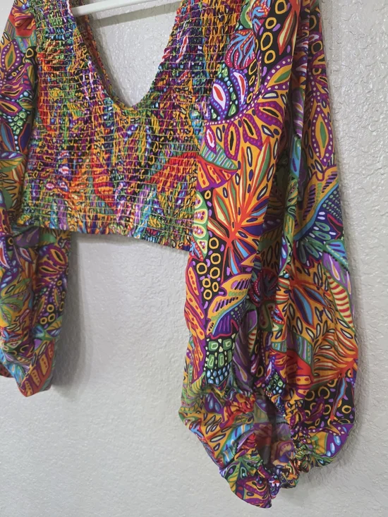 Live 4 Truth Multicolor V-Neck Crop Top with Balloon Sleeves - Picture 3 of 7